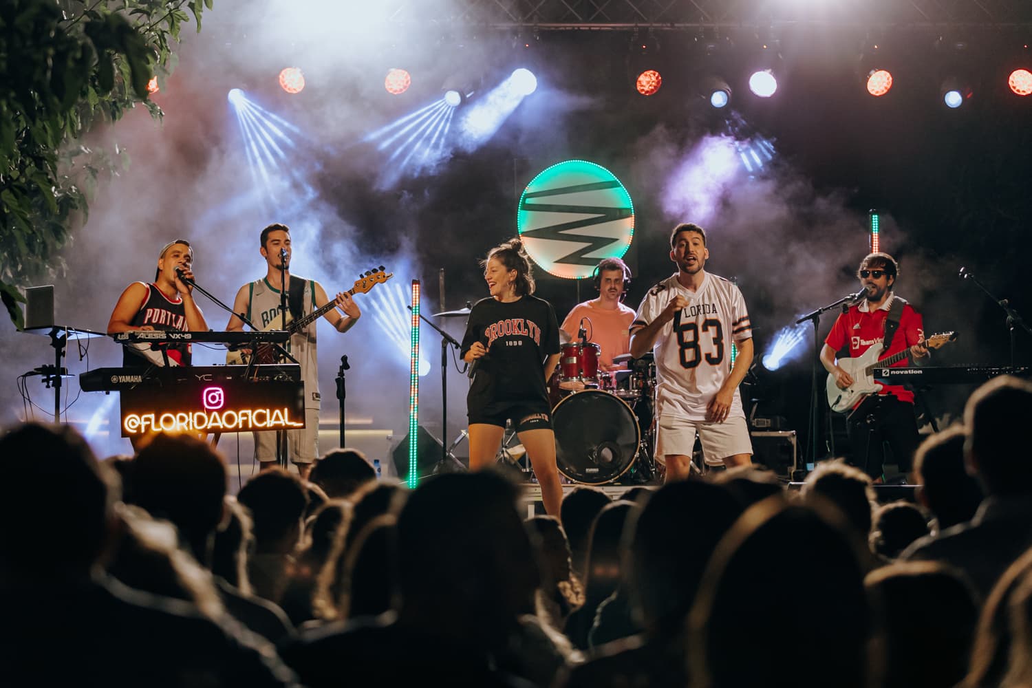 FLORIDA en directo en Cadaqués, con el público frente al escenario