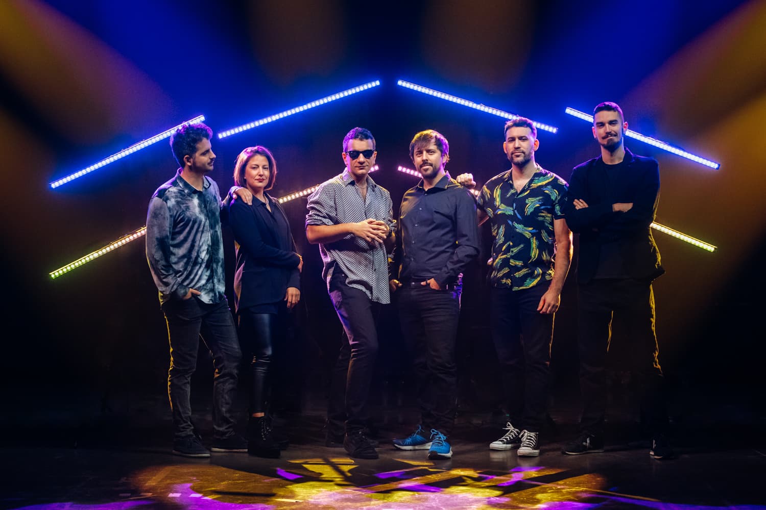 Los seis músicos de FLORIDA delante de su show de LEDs